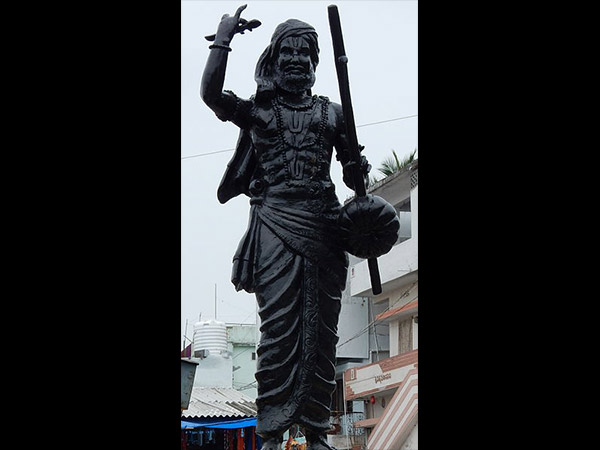 రాముడి తొడపై సీత కుర్చొన్నట్లు ఉన్న విగ్రహం