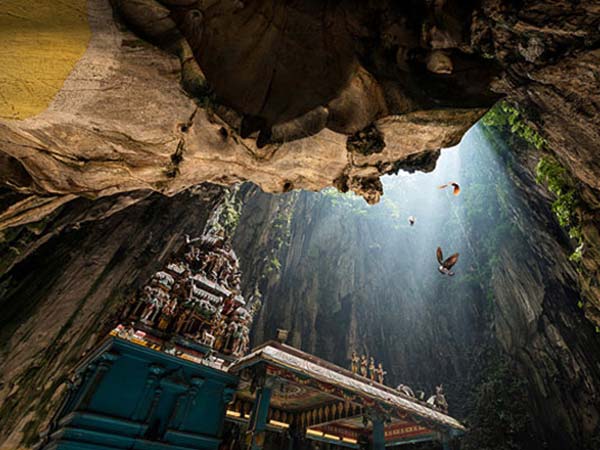 4. ఈ గుహలో యక్షులు 