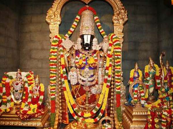 6. విగ్రహం వెనుక జలపాతం