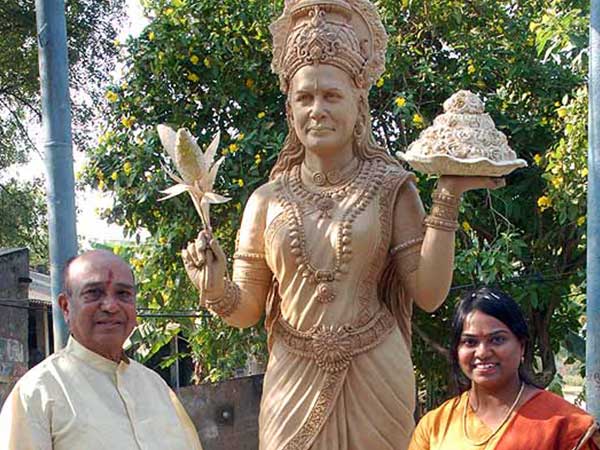 7. సోనియా గాంధీ దేవాలయం