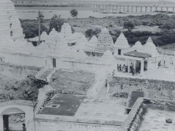 రాముడి తొడపై సీత కుర్చొన్నట్లు ఉన్న విగ్రహం