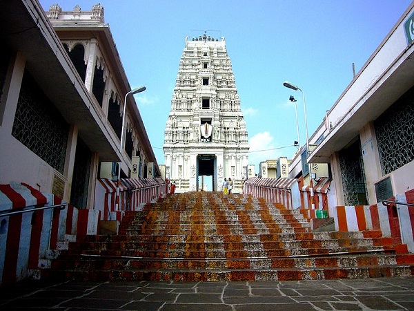 8. అక్కడే స్వమివారి పాదాలు