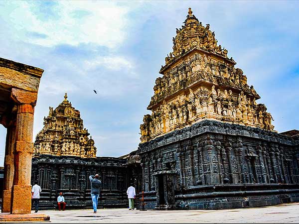 9. సూర్య కిరణాలు స్వామి వారిని తాకుతాయి