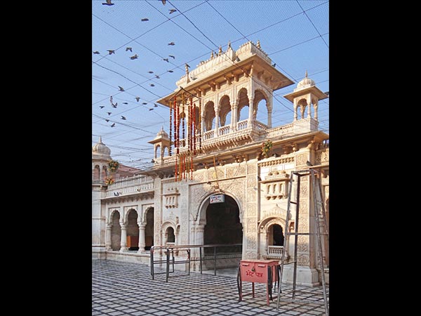 9.సరోవర్ లో పడిపోతాడు