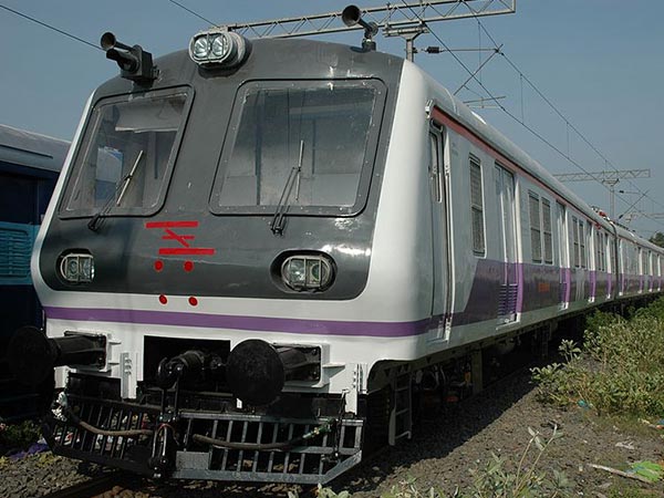 9. రోడ్డు, రైలు ప్రయాణం