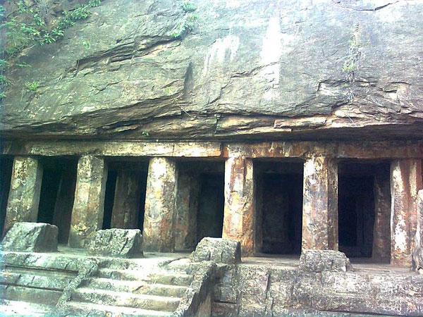 1. అక్కన్న మాదన్న గుహలు