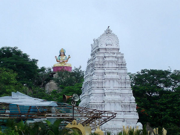 1. రెండు దేవాలయాలు