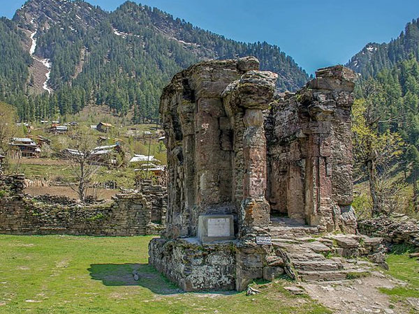 16. శిథిలాలు మాత్రమే