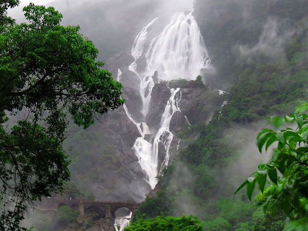 2. దూద్ సాగర్ వాటర్ ఫాల్