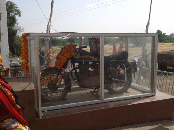 5. బులెట్ బాబా దేవాలయం