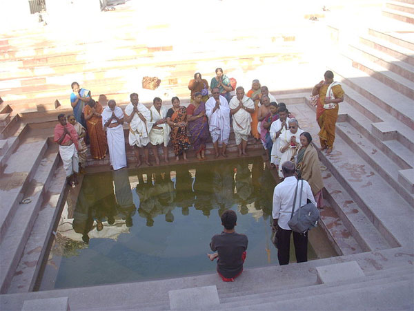 6.తల్లికి శ్రాద్ధ కర్మలు నిర్వహించాడు