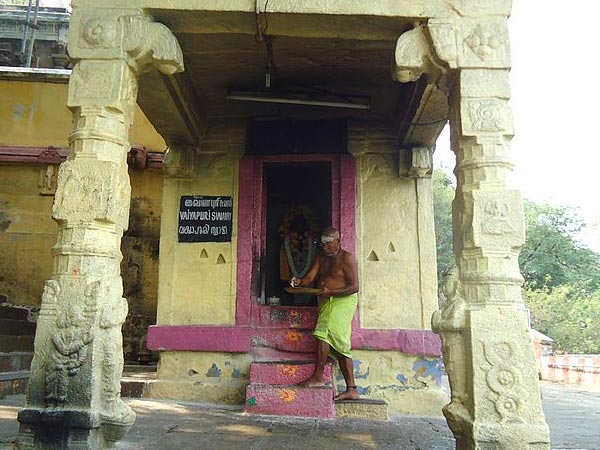 9.కిటుకు చెబుతాడు