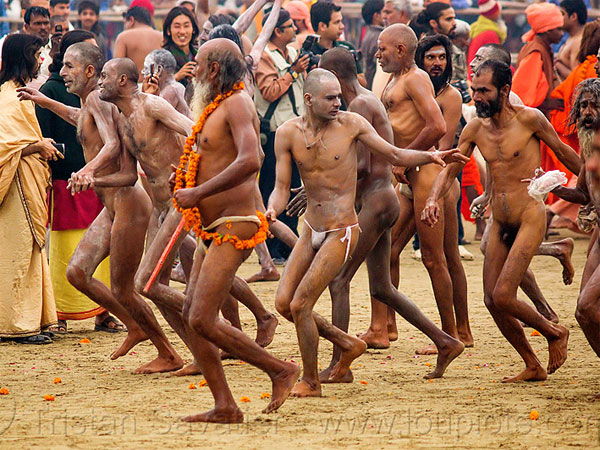 9. నగ్నంగా వచ్చేవారు