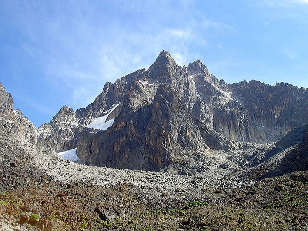 9.కొండలు, కోనలు దాటు కొంటూ