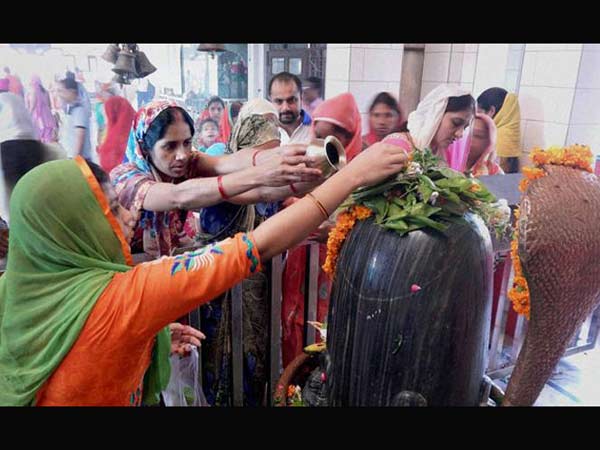 12. అందువల్ల వేల మంది భక్తులు