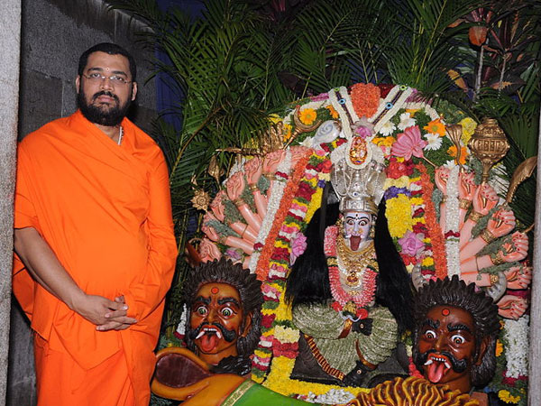 13. ఒక సొరంగం గుండా బయలు దేరుతారు