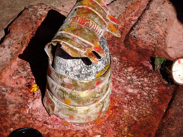 పశ్చిమాభిముఖంగా 