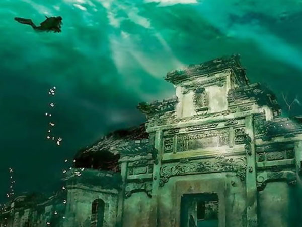 9.విగ్రహాన్ని అందేస్తాడు