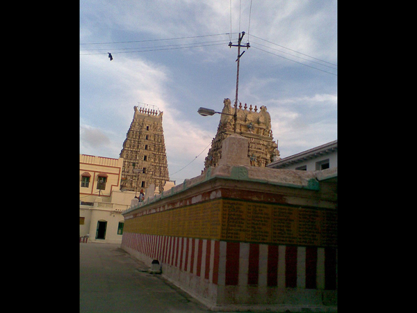 వెనుక వైపు మరో ద్వారం