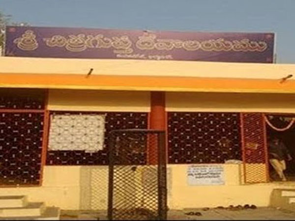 చిత్రగుప్తుడి రాతి విగ్రహం