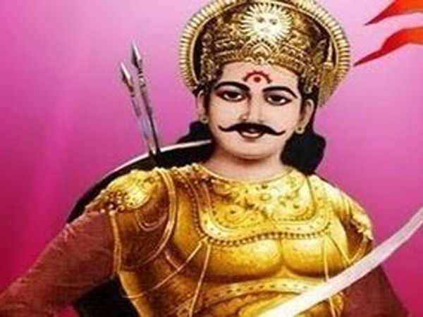 తల తీయిస్తానని హెచ్చరిస్తాడు