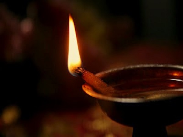 దీపపు నూనె వెలుగులో
