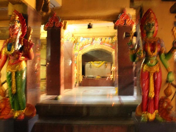 చిన్న పాప ద్వారా