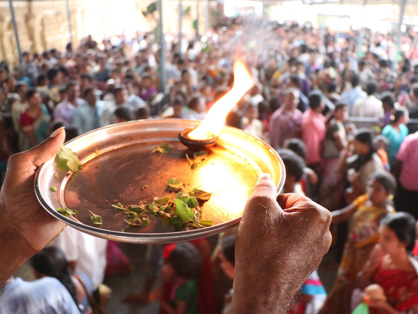 ప్రజలతో నిత్యం పూజలు 