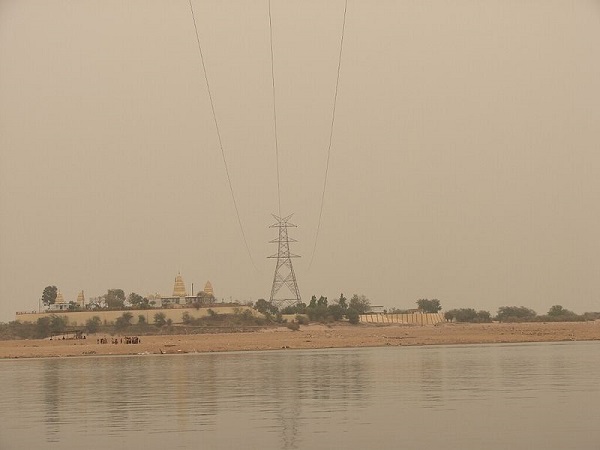 తన ఆయుధమైన పట్టసం తో