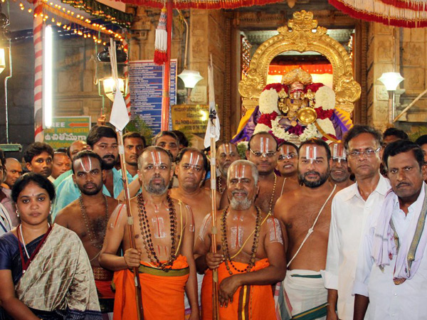 విగ్రహ ప్రతిరూపాన్ని తయారు చేయించి