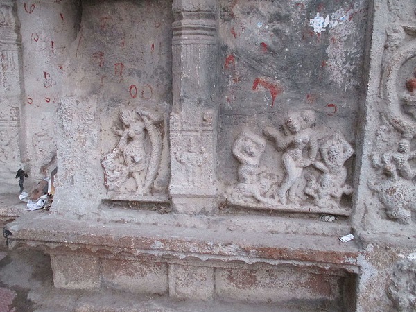 కుడికాలు పైకెత్తి