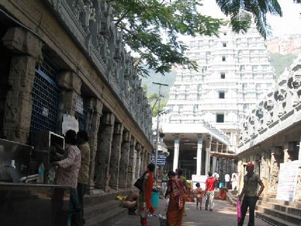 వలస వచ్చిన పూజారులు