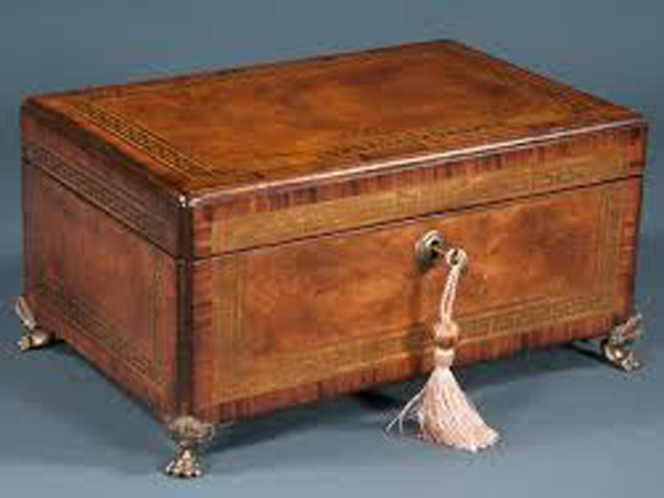 పక్షి నీడలో ఉన్న పెట్టే