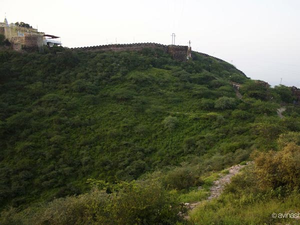 3. చరణ్ మందిర్ స్థావరంను ఎలా చేరుకోవాలి?: