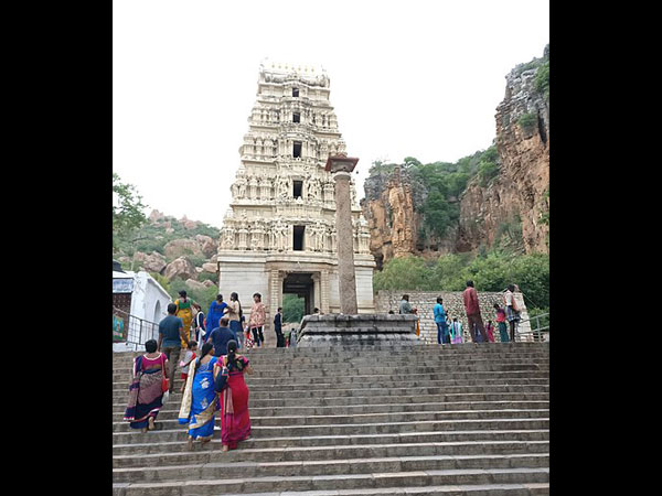 సహజ సిద్ధంగా ఏర్పడిన గుహలు