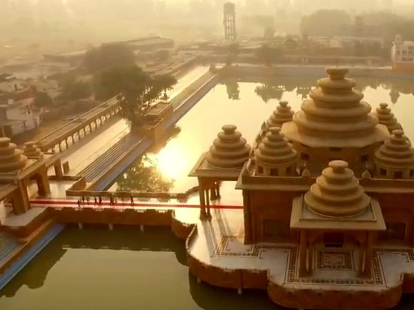 అనేక మంది దేవతలు