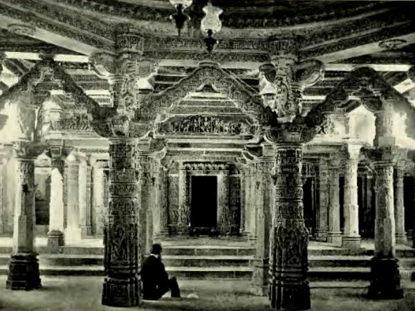 ప్రతి రెండు స్థంభాల మధ్యన పాలరాతి తోరణాలు