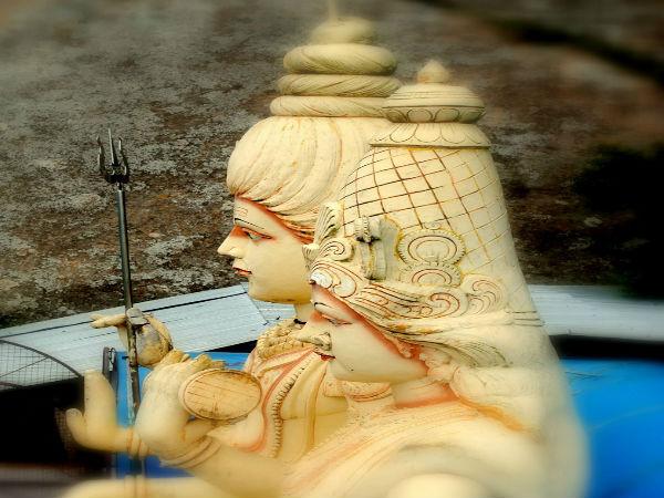 ఈ ఆలయంలో పార్వతీ పరమేశ్వరులు