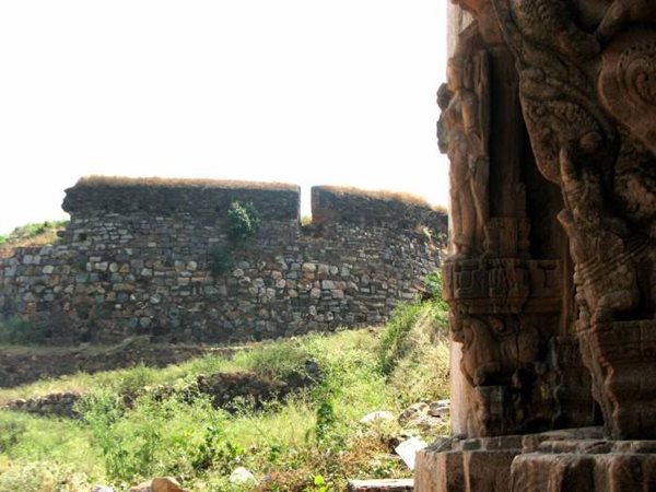 పలువురు ముస్లిం పాలకుల చేతులు మారిన ఈ కోట