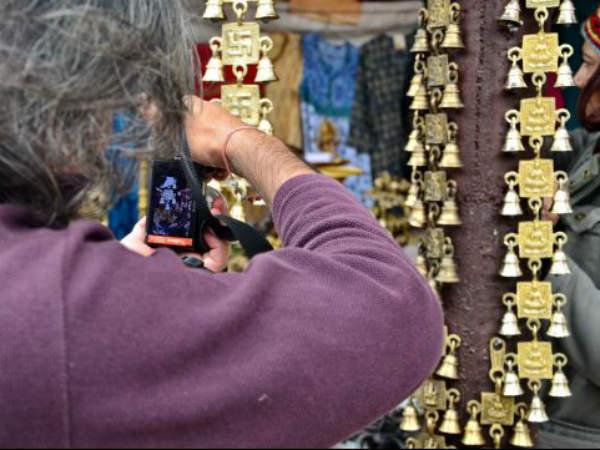 మనదేశంలోని అన్ని రాష్ట్రాల ప్రజలు తమ హస్తకళల్ని ఇక్కడ ప్రదర్శిస్తారు.