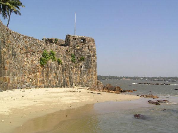 ఒక విచిత్రమైన కోట గొడతో నిర్మించబడి ఉంది