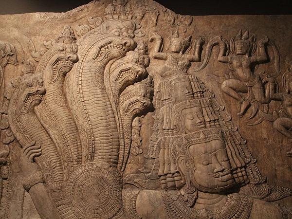 పరమేశ్వరుడు తక్షకుడి పై కూర్చొన్న స్థితిలో కనిపిస్తాడు.