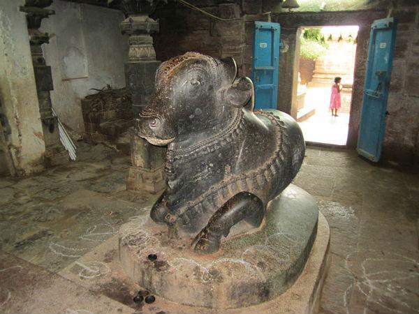 గుడిలో స్వామి వారికి ఎదురుగా మండపంలో వున్న నంది విగ్రహం ఏక శిల
