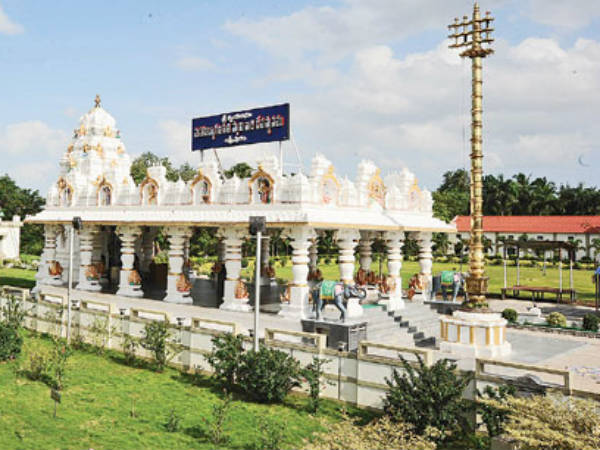  ఈ మందిర నిర్మాణానికి కావలసిన 20 సెంట్లస్థలాన్ని