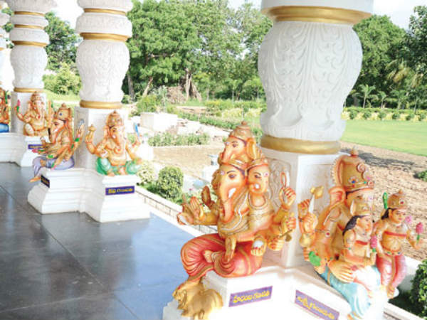 మహా విద్యా గణపతి ఆలయంలో మాత్రం మండపంగా ఏర్పాటు చేసిన పదహారు శిలా స్తంభాలకు