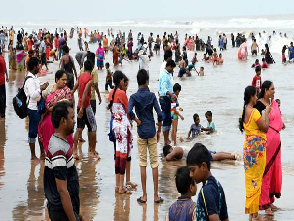 కేరింతలు కొడుతూ..ఈతకొడుతూ ఆనంద సాగరంలో