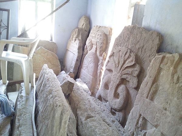 స్థూపాలకు చెందిన ఇటుకలు, శిలలు, శిల్పాలు చందవరానికి చెందిన 