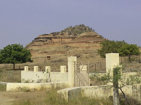 మహా స్థూపంలో మహాచైత్య 1.6మీ ఎత్తు