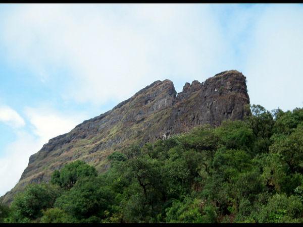 ఈ కోట మాన్సూన్లో తన ప్రాకృతిక సౌందర్యాన్ని ఈ కోట మాన్సూన్లో తన ప్రాకృతిక సౌందర్యాన్ని