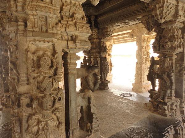 ఇందుకు కొందరు భక్తులతో